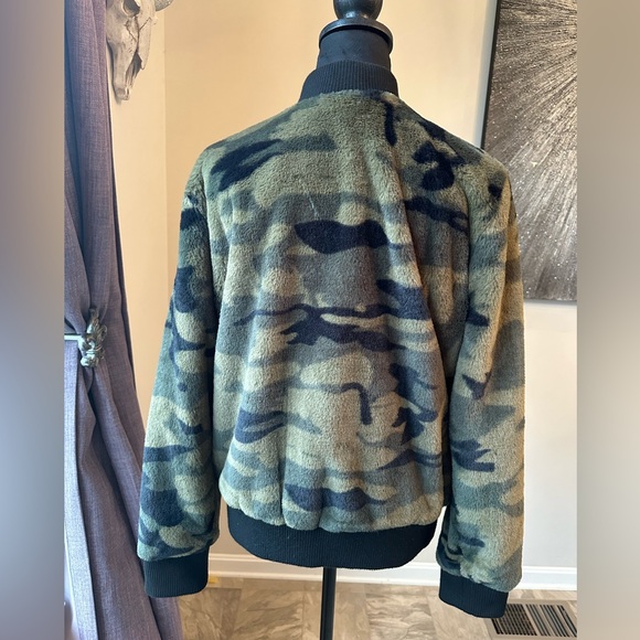 Bar lll size large faux fur camo jacket. Excellent Condition! - Picture 7 of 10